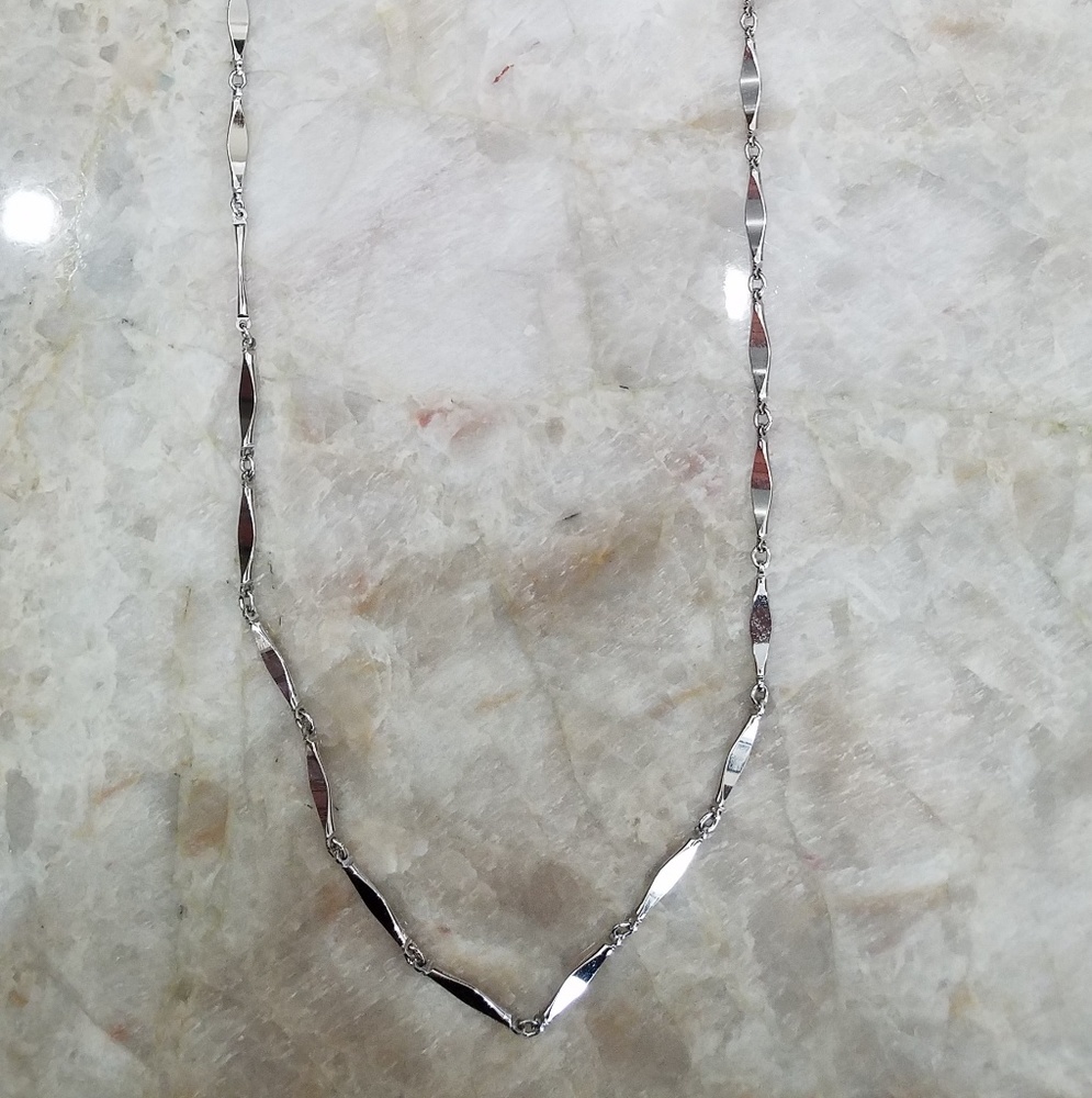 PRETTY SHINY TWIST  DESIGN 28" SILVER